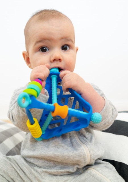 MOBI ZABAWKA SENSORYCZNA PIRAMIDKA GRYZAK Wigloo