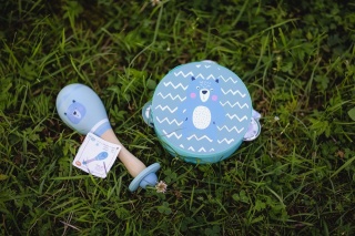 TAMBURYN Z MISIEM ZABAWKA EDUKACYJNA DLA DZIECI INSTRUMENT DREWNO ADAM TOYS