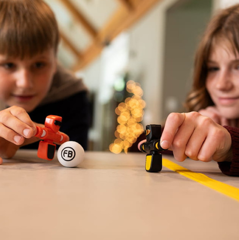 FAT BRAIN TOYS Piłkarzyki Foosbots. Zestaw dla Dwóch Graczy FAT BRAIN TOYS Piłkarzyki Foosbots. Zestaw dla Dwóch Graczy
