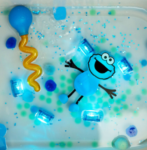 Glo Pals Postać Ciasteczkowy Potwór i dwie kostki sensoryczne świecące w wodzie Glo Pals Postać Ciasteczkowy Potwór i dwie kostki sensoryczne świecące w wodzie