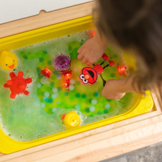 Glo Pals Postać Elmo z dwiema kostkami świecącymi w wodzie