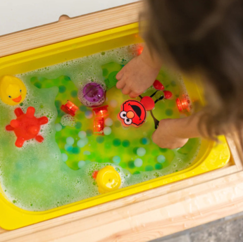 Glo Pals Postać Elmo z dwiema kostkami świecącymi w wodzie Glo Pals Postać Elmo z dwiema kostkami świecącymi w wodzie