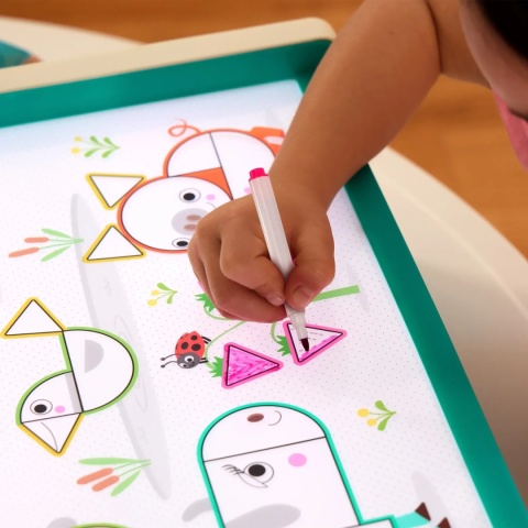 B.TOYS Look & Shine – edukacyjny podświetlany stolik do rysowania (71 el.)