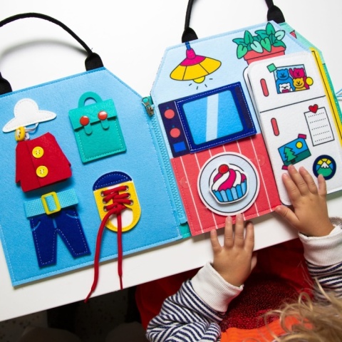 OMY MONTESSORI MIĘKKA KSIĄŻKA AKTYWIZUJĄCA - MÓJ DZIEŃ