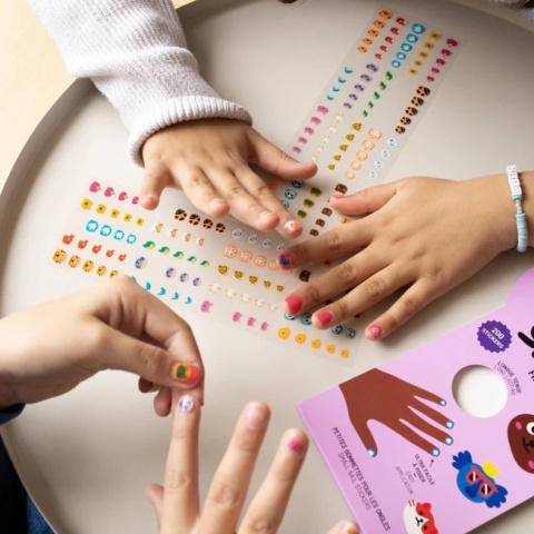 OMY NAKLEJKI NA PAZNOKCIE DLA DZIECI PRZYJACIELE - 200 SZTUK