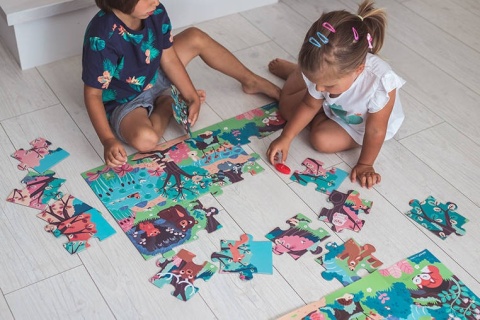Janod Świecące puzzle z mini-lampką UV Las 24 elementy 3+