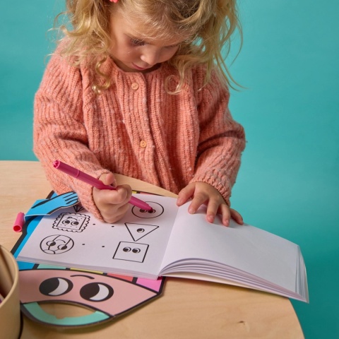 OMY MONTESSORI - KSIĄŻECZKA Z NAKLEJKAMI FIGURY I KSZTAŁTY