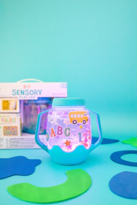 Glo Pals ABC Zestaw sensoryczny DIY, świecący słoik z brokatami i figurkami Fun Fillers + naklejki gratis
