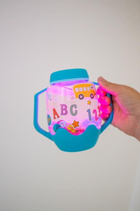 Glo Pals ABC Zestaw sensoryczny DIY, świecący słoik z brokatami i figurkami Fun Fillers + naklejki gratis