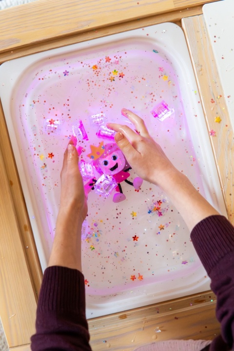 Glo Pals Postać do kąpieli IDA Księżniczka - zestaw z dwiema kostkami sensorycznymi świecącymi w wodzie
