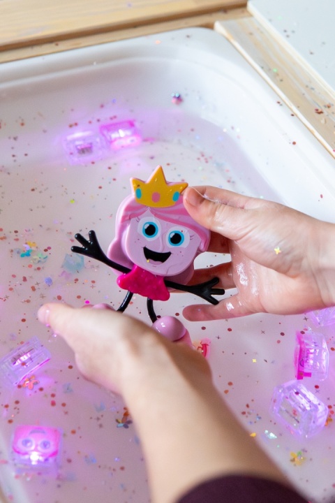 Glo Pals Postać do kąpieli IDA Księżniczka - zestaw z dwiema kostkami sensorycznymi świecącymi w wodzie