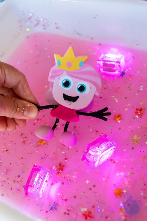 Glo Pals Postać do kąpieli IDA Księżniczka - zestaw z dwiema kostkami sensorycznymi świecącymi w wodzie