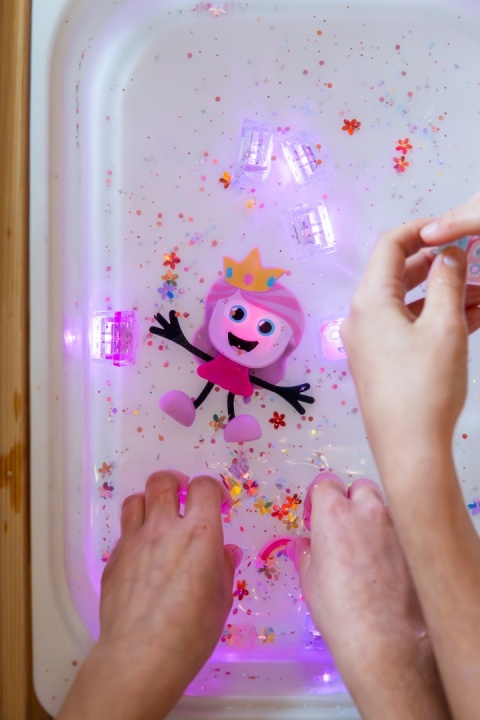 Glo Pals Postać do kąpieli IDA Księżniczka - zestaw z dwiema kostkami sensorycznymi świecącymi w wodzie