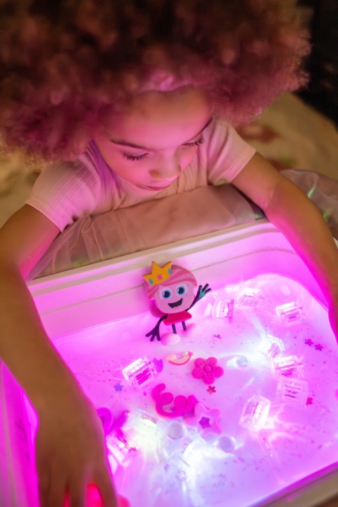 Glo Pals Postać do kąpieli IDA Księżniczka - zestaw z dwiema kostkami sensorycznymi świecącymi w wodzie