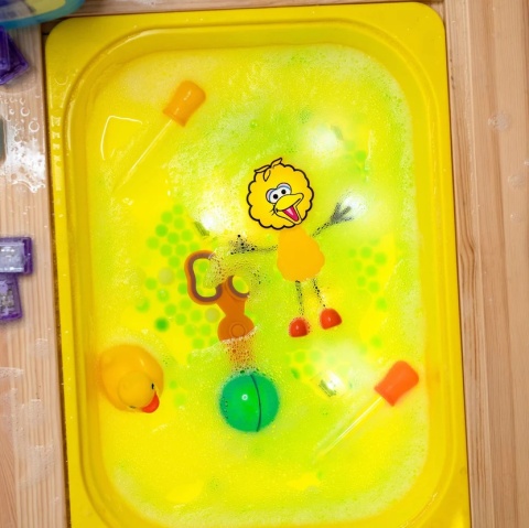 Glo Pals Postać do kąpieli Wielki Ptak - zestaw z dwiema kostkami sensorycznymi świecącymi w wodzie
