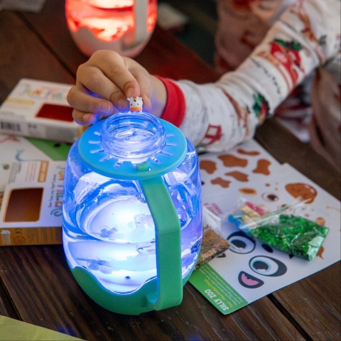 Glo Pals ZOO Zestaw sensoryczny DIY, świecący słoik z brokatami i figurkami Fun Fillers + naklejki gratis