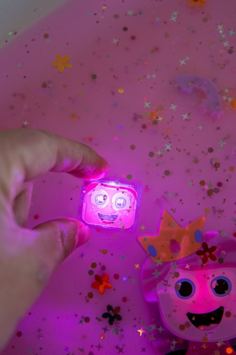 Glo Pals Kostki sensoryczne świecące w wodzie IDA Ksiezniczka , kolor rozowy