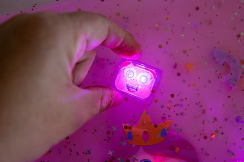 Glo Pals Kostki sensoryczne świecące w wodzie IDA Ksiezniczka , kolor rozowy