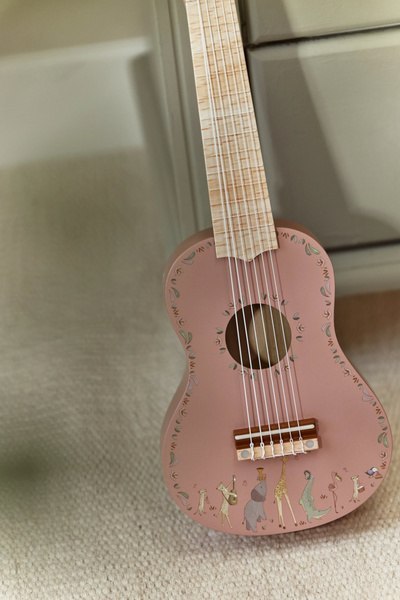 Little Dutch Drewniana gitara różowa Safari Friends FSC