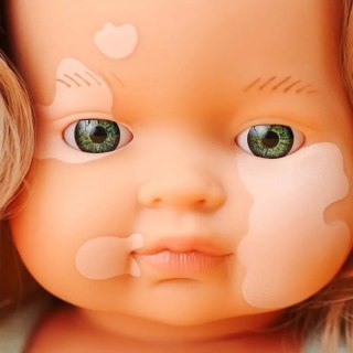 Miniland Lalka w ubranku dziewczynka Europejka 38 cm,Ciemne blond włosy z bielactwem Moi przyjaciele i ja