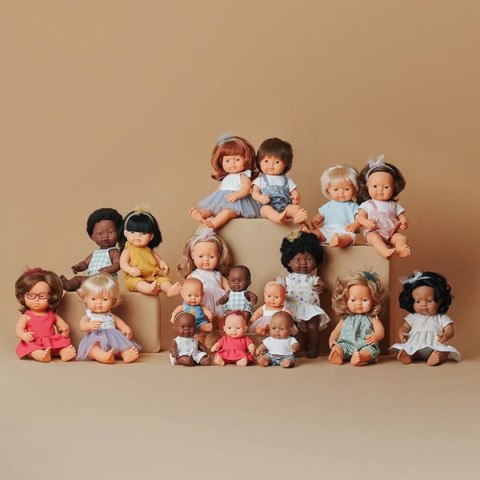 Miniland Lalka w ubranku dziewczynka Europejka z brązowymi włosami 38 cm - My Friends & Me