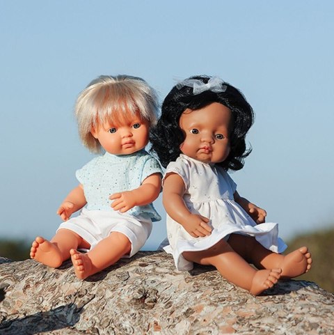 Miniland Lalka w ubranku dziewczynka Latynoska 38 cm czarne włosy - Moi przyjaciele i ja