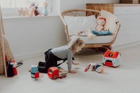 LILLIPUTIENS Rozkładany domek Farma z 6 zwierzątkami, rolnikiem i traktorem 18 m+