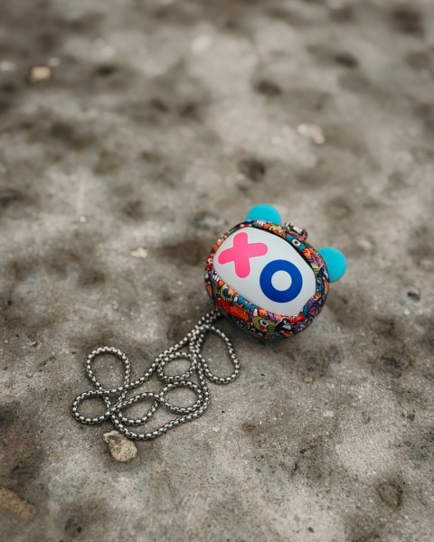 Kiddoboo GOAT Earbuds Graffiti słuchawki bezprzewodowe, mikrofon, lekkie, etui-wisiorek 9+