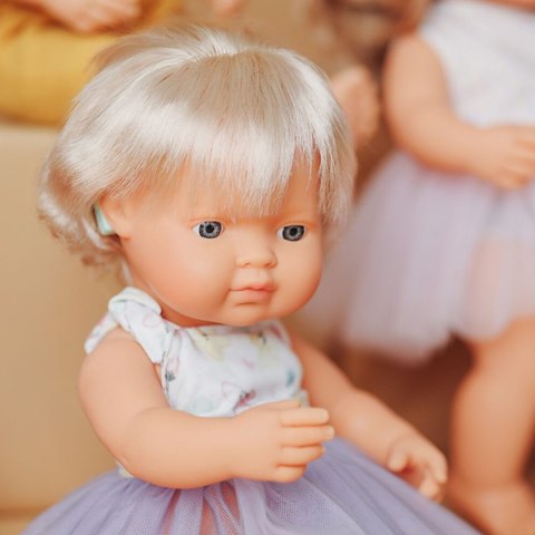 Miniland Lalka w ubranku dziewczynka Europejka z implantem ślimakowym jasne blond włosy 38 cm
